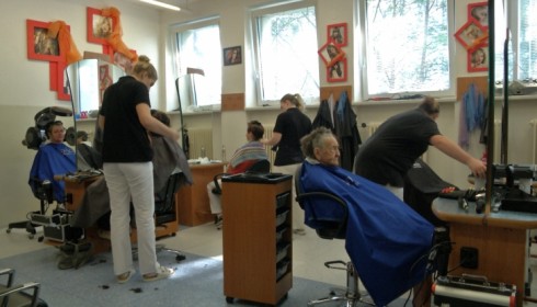 Spolupráce napříč generacemi. Maséři a kadeřníci ze žďárské obchodky pečují o seniory z Fitu