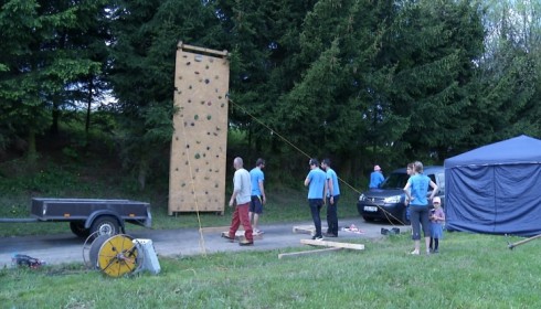 Mobilní lezecká stěna vznikla na koleně, už roky baví nejen bystřické děti