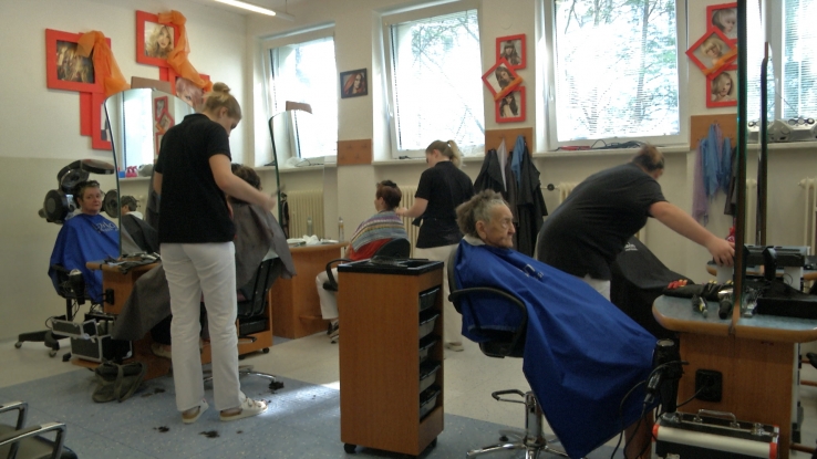 Spolupráce napříč generacemi. Maséři a kadeřníci ze žďárské obchodky pečují o seniory z Fitu